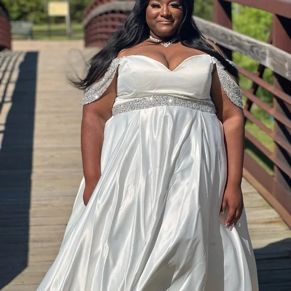 I am selling my junior year prom dress . - Picture 4 of 5